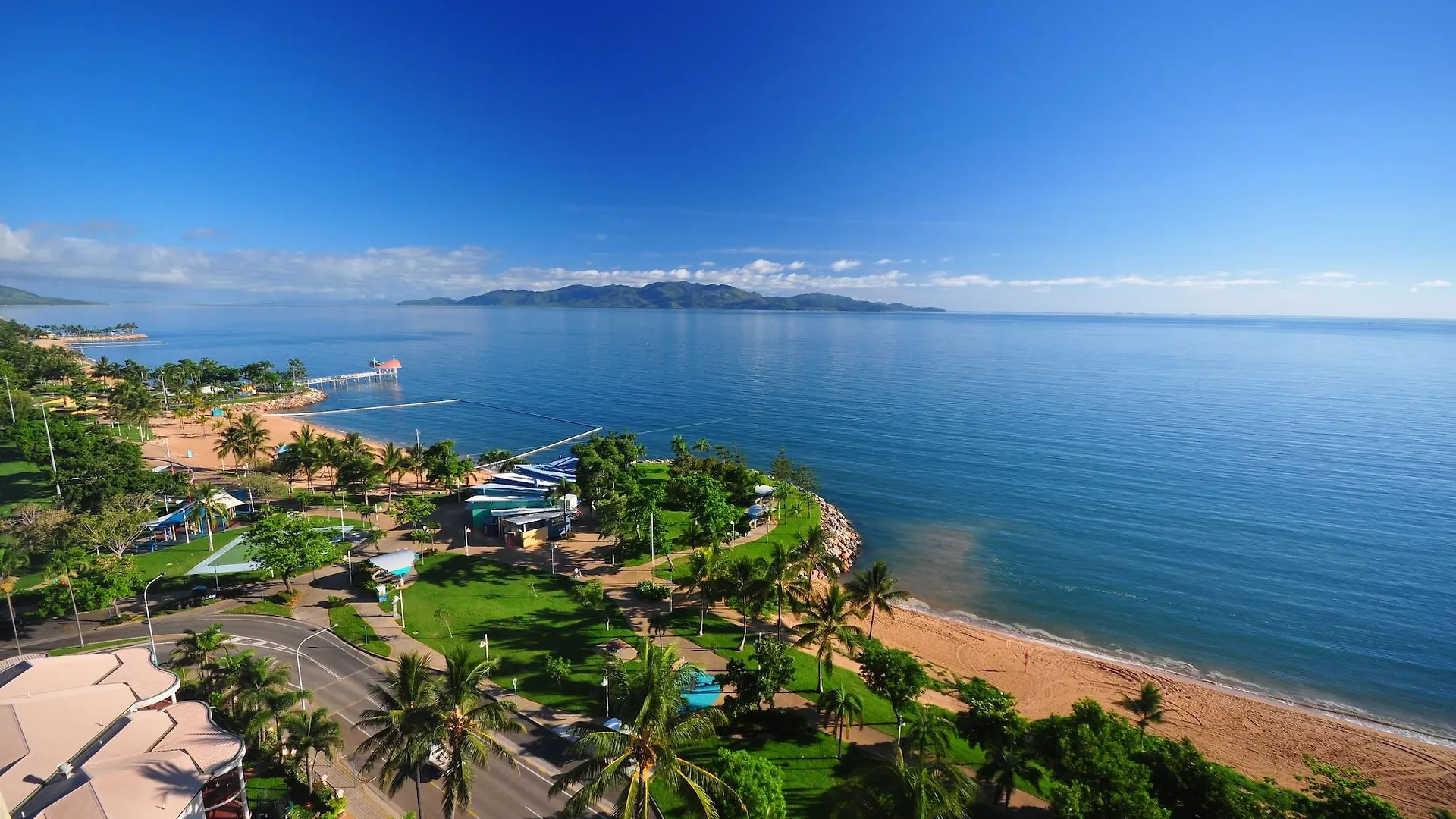 **** Apartahotel Aquarius On The Beach Townsville Australia